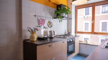Frigorifero, forno, piano cottura, lavastoviglie