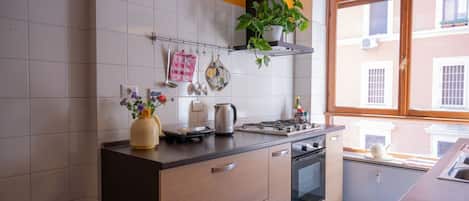 Fridge, oven, stovetop, dishwasher