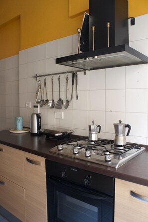 Kjøleskap, ovn, kokeplater og oppvaskmaskin