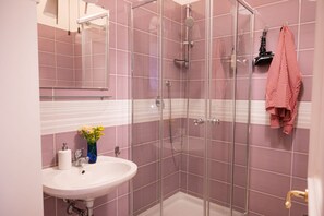 Shower, hair dryer, bidet, towels - Spacious and bright apartment in the strategic point between Trastevere and Testaccio.Situated in the building on the first floor with lift and the doorman.The house has a very comfortable subdivision of the spaces offering the bedrooms their privacy.Ent (Roma)