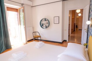 2 bedrooms, desk, iron/ironing board, WiFi - Spacious and bright apartment in the strategic point between Trastevere and Testaccio.Situated in the building on the first floor with lift and the doorman.The house has a very comfortable subdivision of the spaces offering the bedrooms their privacy.Ent (Roma)