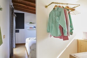 1 chambre, fer et planche à repasser, lit de bébé portatif