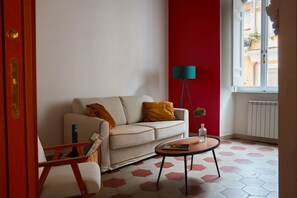 Living area - Located in the historic centre of Rome, just a stone's throw from Piazza Farnese and Campo de Fiori, this charming accommodation is housed in an 18th century building.With a simple but elegant style, it retains its authenticity through its original hexag (Roma)