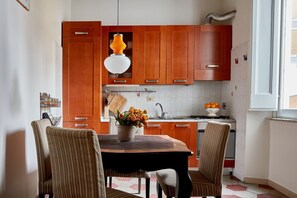 Dining - Located in the historic centre of Rome, just a stone's throw from Piazza Farnese and Campo de Fiori, this charming accommodation is housed in an 18th century building.With a simple but elegant style, it retains its authenticity through its original hexag (Roma)