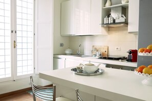 Frigorifero, forno, piano cottura, lavastoviglie