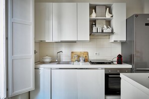 Frigorifero, forno, piano cottura, lavastoviglie