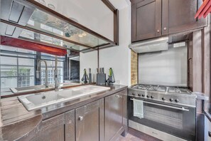 Jääkaappi, mikroaaltouuni, uuni, liesi