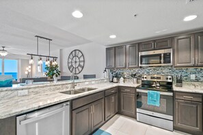 Refrigerador, microondas, horno y parrilla de estufa 