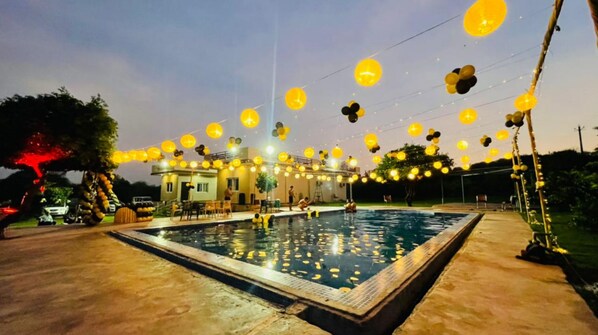 Una piscina al aire libre