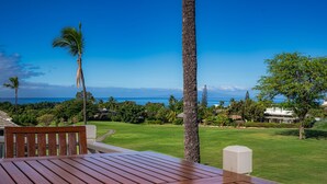 Eine Holterrasse mit Blick auf einen Golfplatz und den Ozean.