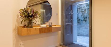 المنشأة من الداخل