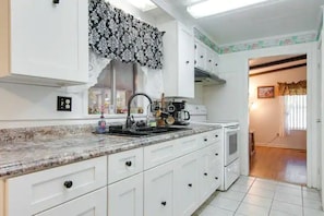 Refrigerador, microondas, lavavajillas y utensilios de cocina