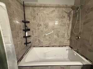 Douche, baignoire à remous, séchoir à cheveux, bidet