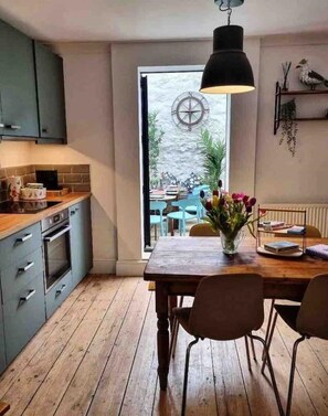 Dining - Family (sleeps 7) & Pet Friendly Cottage in Teignmouth by the beach (Teignmouth)