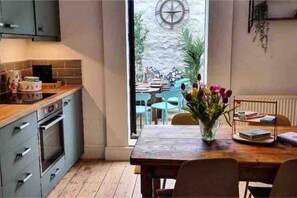 Fridge, microwave, oven, stovetop - Family (sleeps 7) & Pet Friendly Cottage in Teignmouth by the beach (Teignmouth)