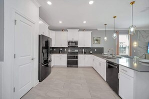 Fridge, microwave, oven, stovetop - Perfect 9 Bed 5 Bath Home/Games room/ Private pool (Kissimmee)