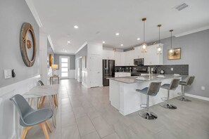 Fridge, microwave, oven, stovetop - Perfect 9 Bed 5 Bath Home/Games room/ Private pool (Kissimmee)