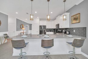 Fridge, microwave, oven, stovetop - Perfect 9 Bed 5 Bath Home/Games room/ Private pool (Kissimmee)