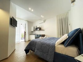 Superior Studio | Desk, iron/ironing board, free WiFi, bed sheets
