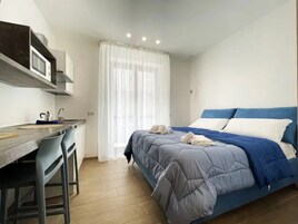 标准开间 | 办公桌、熨斗/熨衣板、免费 WiFi、床单