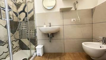 Estudio superior | Baño | Regadera, secadora de cabello, bidet, toallas