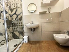 Superior Studio | Bathroom | Shower, hair dryer, bidet, towels