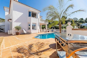 A white villa with a swimming pool, a barbecue area, and a balcony overlooking the pool. - Ref.126-Luxury Villa with Breathtaking Views in Mijas (Mijas)