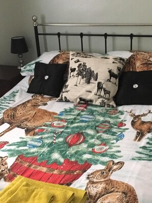 12 多间卧室、客房内保险箱、办公桌、熨斗/熨衣板