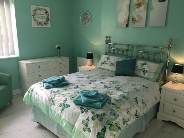 12 多间卧室、客房内保险箱、办公桌、熨斗/熨衣板