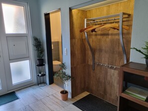 Bathtub, hair dryer, towels, soap - Holiday home with garden and mountain view (Traunstein)