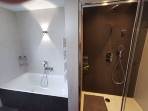 Bathtub, hair dryer, towels, soap - Holiday home with garden and mountain view (Traunstein)