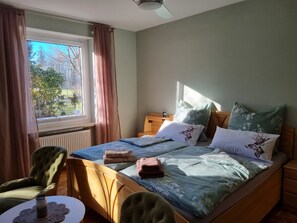 2 Schlafzimmer, Schreibtisch, Bügeleisen/Bügelbrett, Reisekinderbett