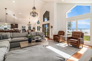 Una Smart TV, una chimenea, videojuegos, una mesa de tenis de mesa