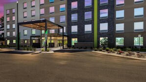 A modern hotel with a covered entrance, multiple floors, and a parking area. - Home2 Suites By Hilton Cookeville (Cookeville)