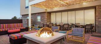 홈투 스위트 바이 힐튼 리즈버그