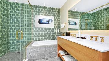 Uma casa de banho moderna com banheira, toucador com espelho e zona de duche.