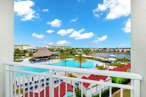 Egyptian cotton sheets, premium bedding, down comforters, in-room safe - Embassy Suites By Hilton Orlando Sunset Walk (Kissimmee)