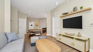 Phòng Suite, 2 phòng ngủ, góc | Khu phòng khách | TV LCD 50-inch có truyền hình cáp