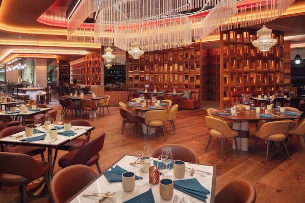 5 restaurants, breakfast, lunch, dinner served; Italian cuisine