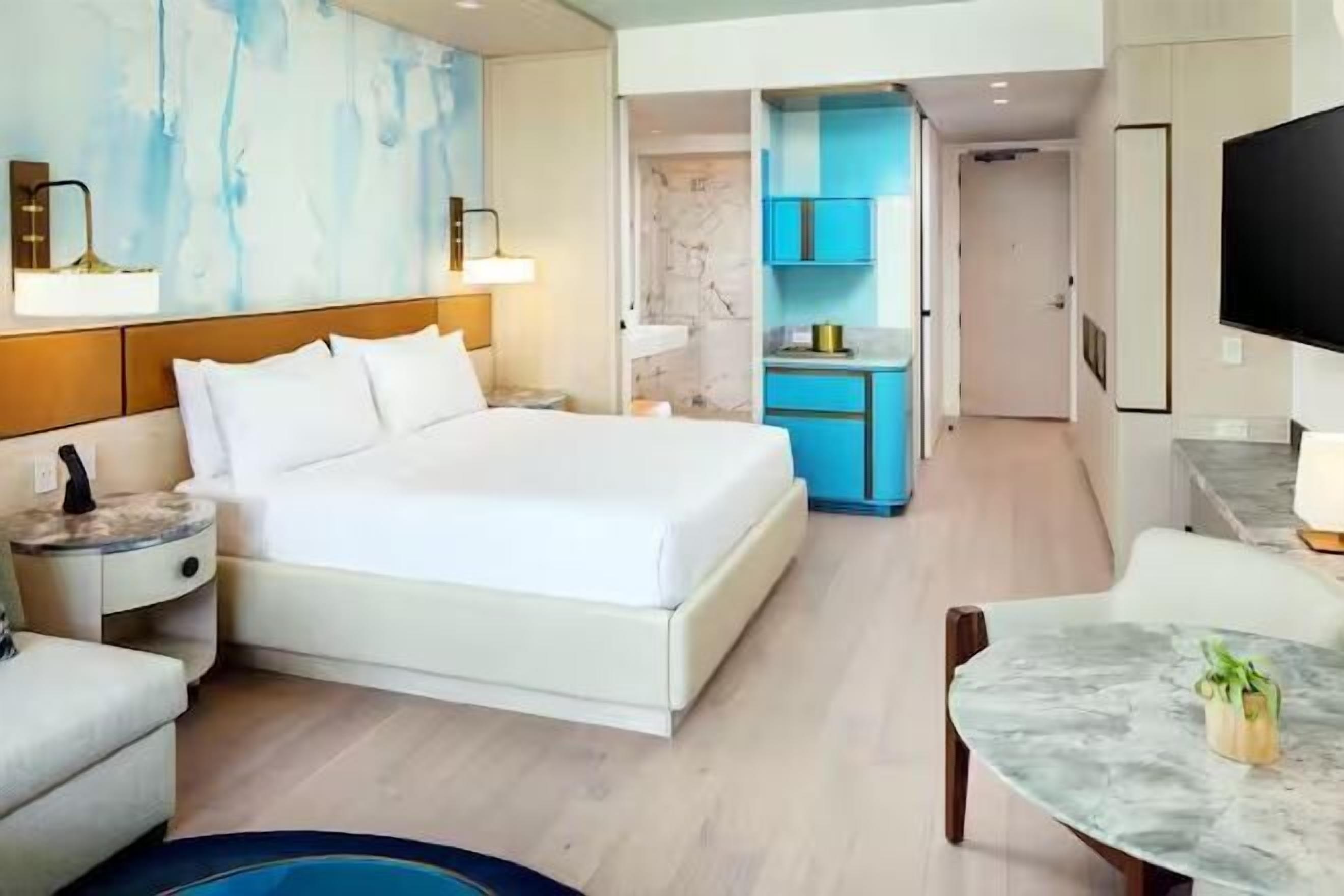 Hypo-allergenic bedding, minibar, in-room safe, desk