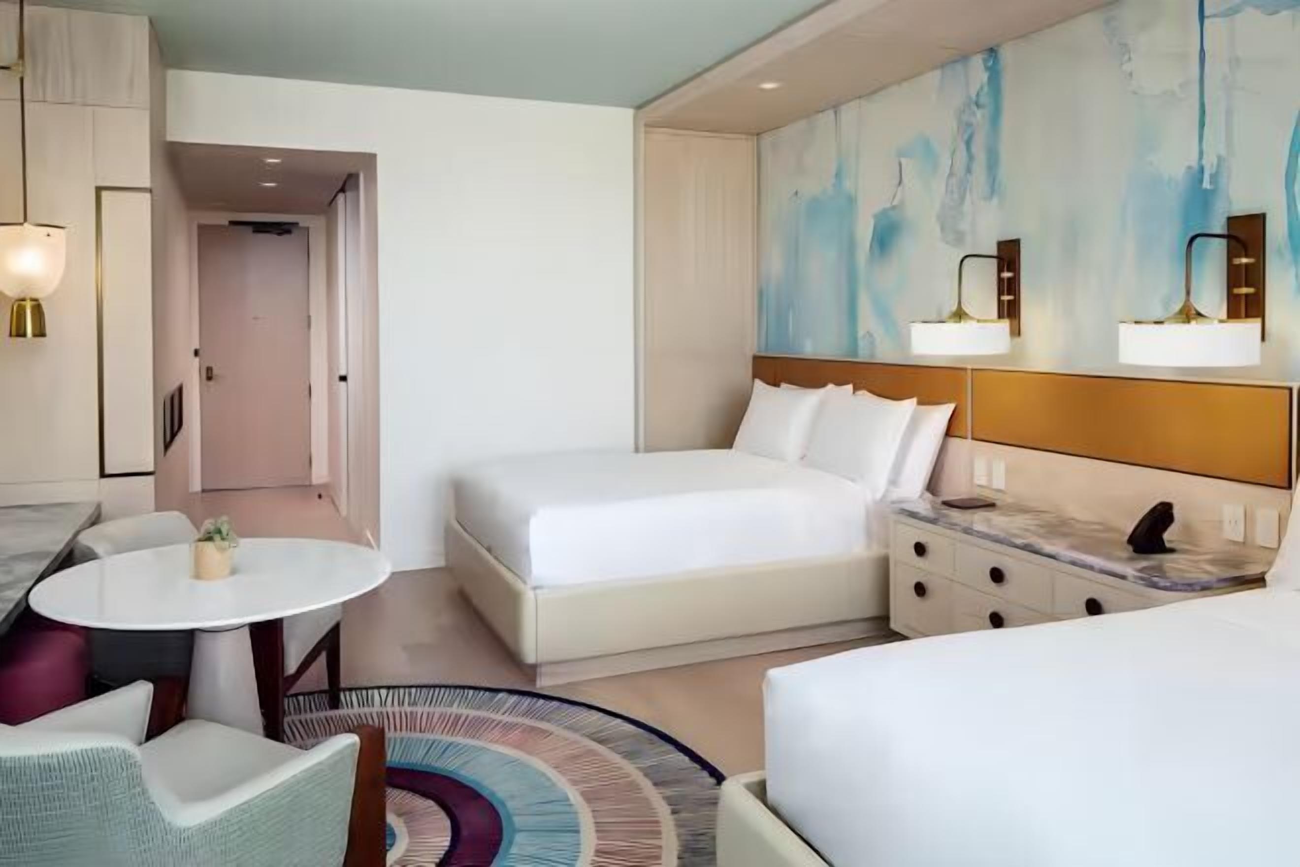 Hypo-allergenic bedding, minibar, in-room safe, desk