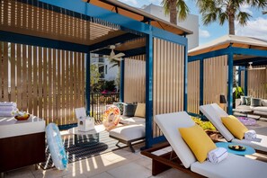 Kolam renang outdoor, dengan cabana (dengan biaya tambahan)