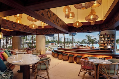 3 bares, bar junto a la piscina