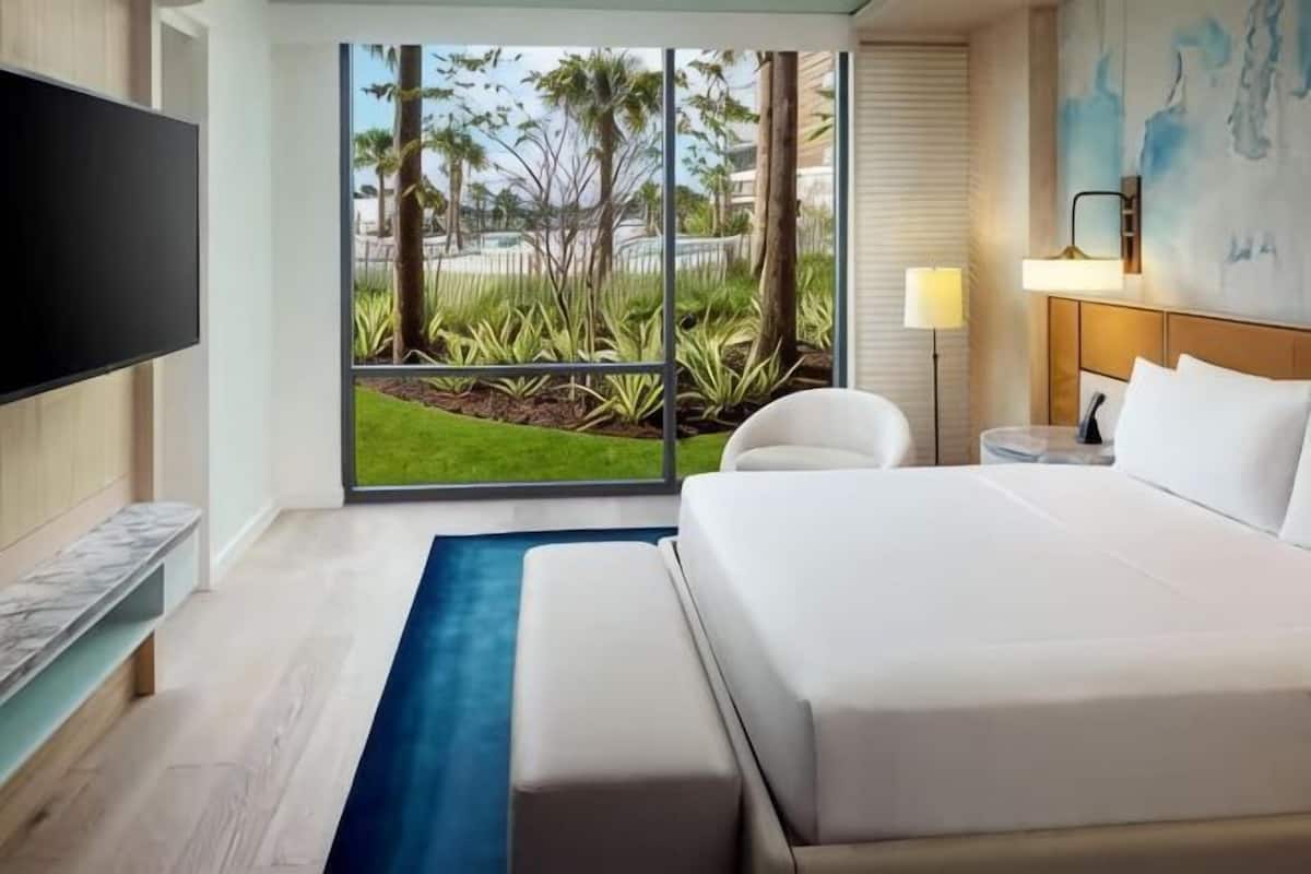 Hypo-allergenic bedding, minibar, in-room safe, desk