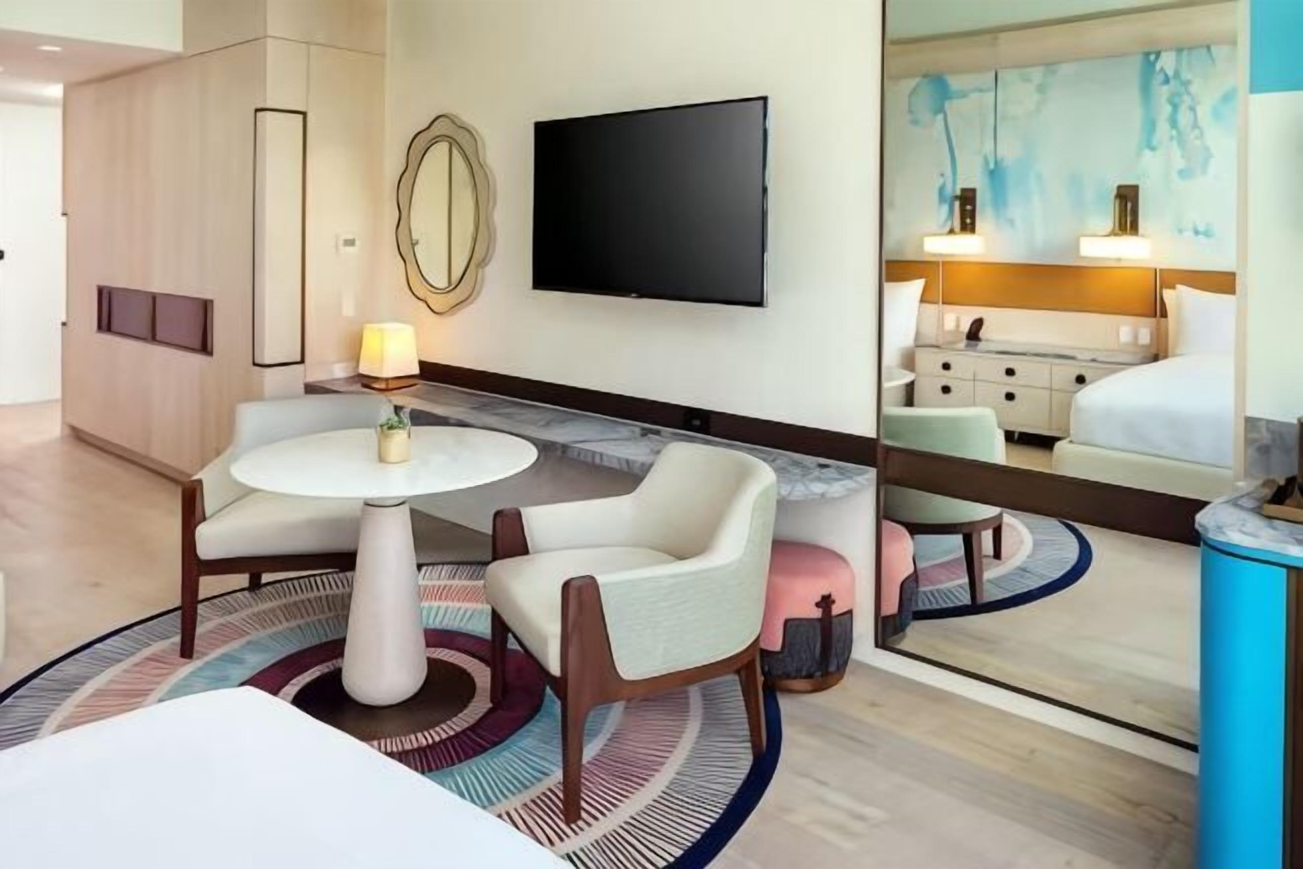 Allergikerbettwaren, Minibar, Zimmersafe, Schreibtisch