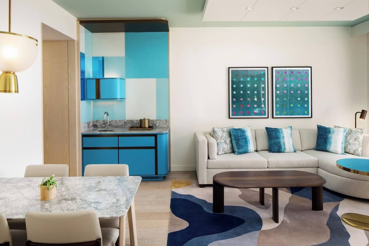 Hypo-allergenic bedding, minibar, in-room safe, desk