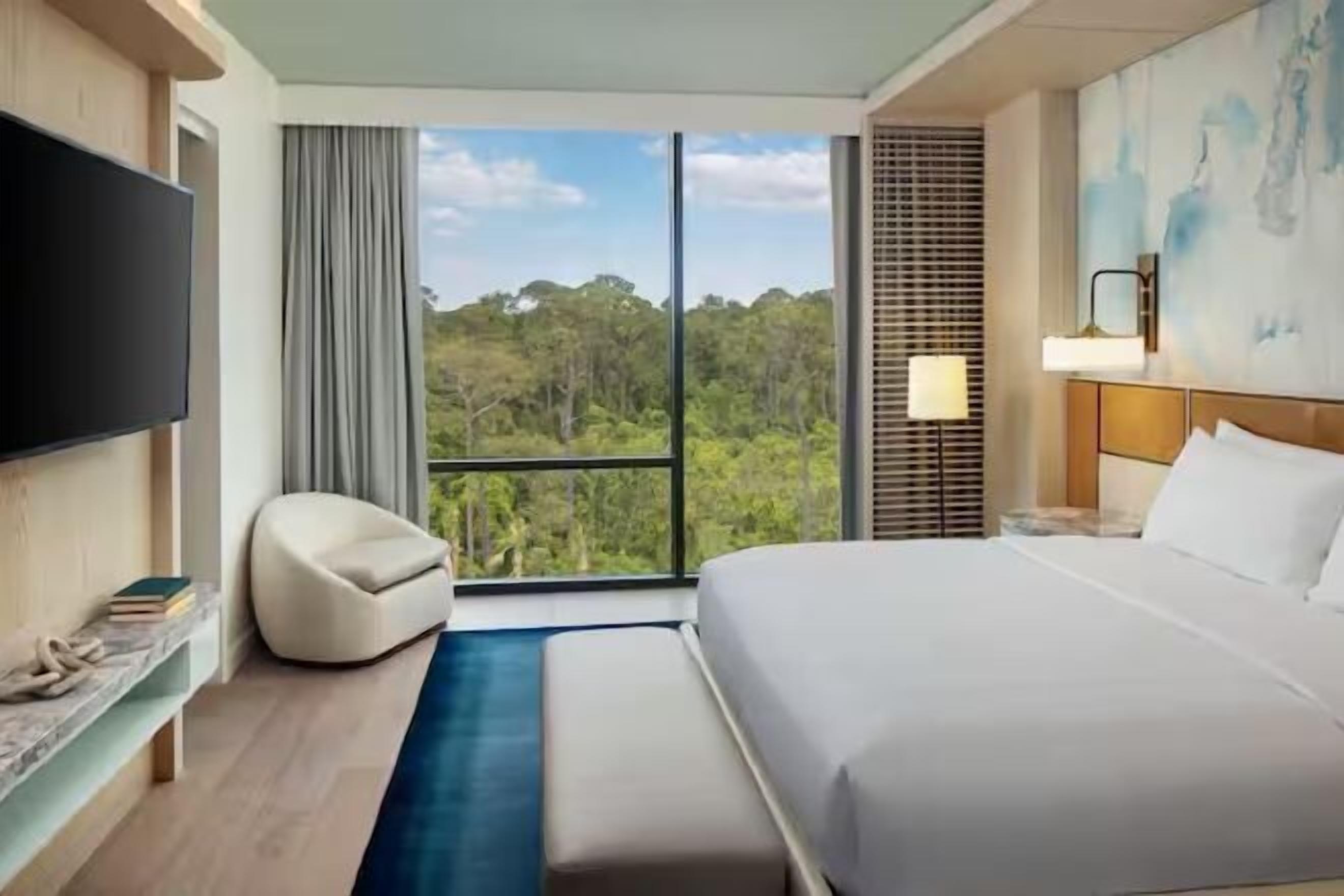 Hypo-allergenic bedding, minibar, in-room safe, desk