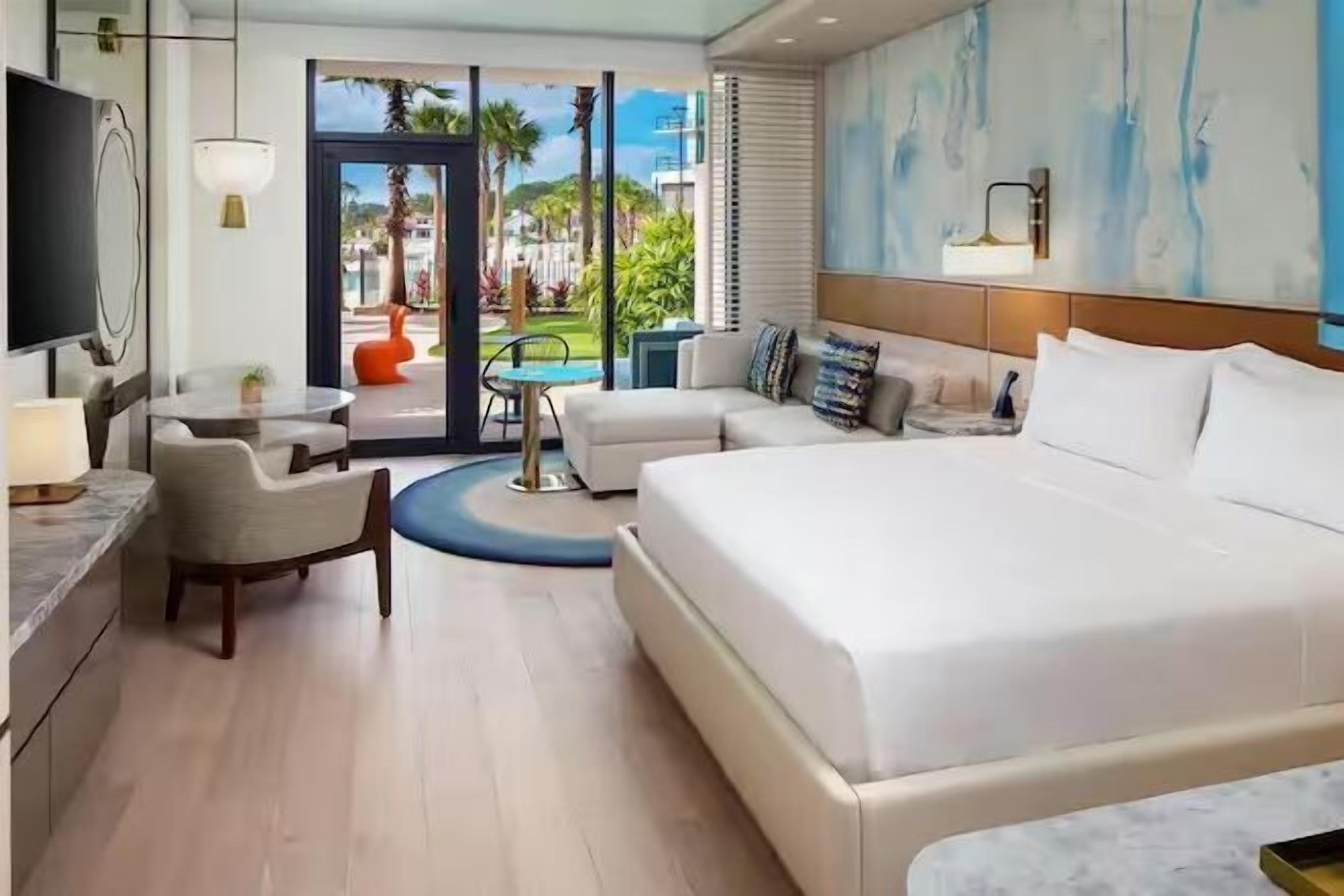 Hypo-allergenic bedding, minibar, in-room safe, desk