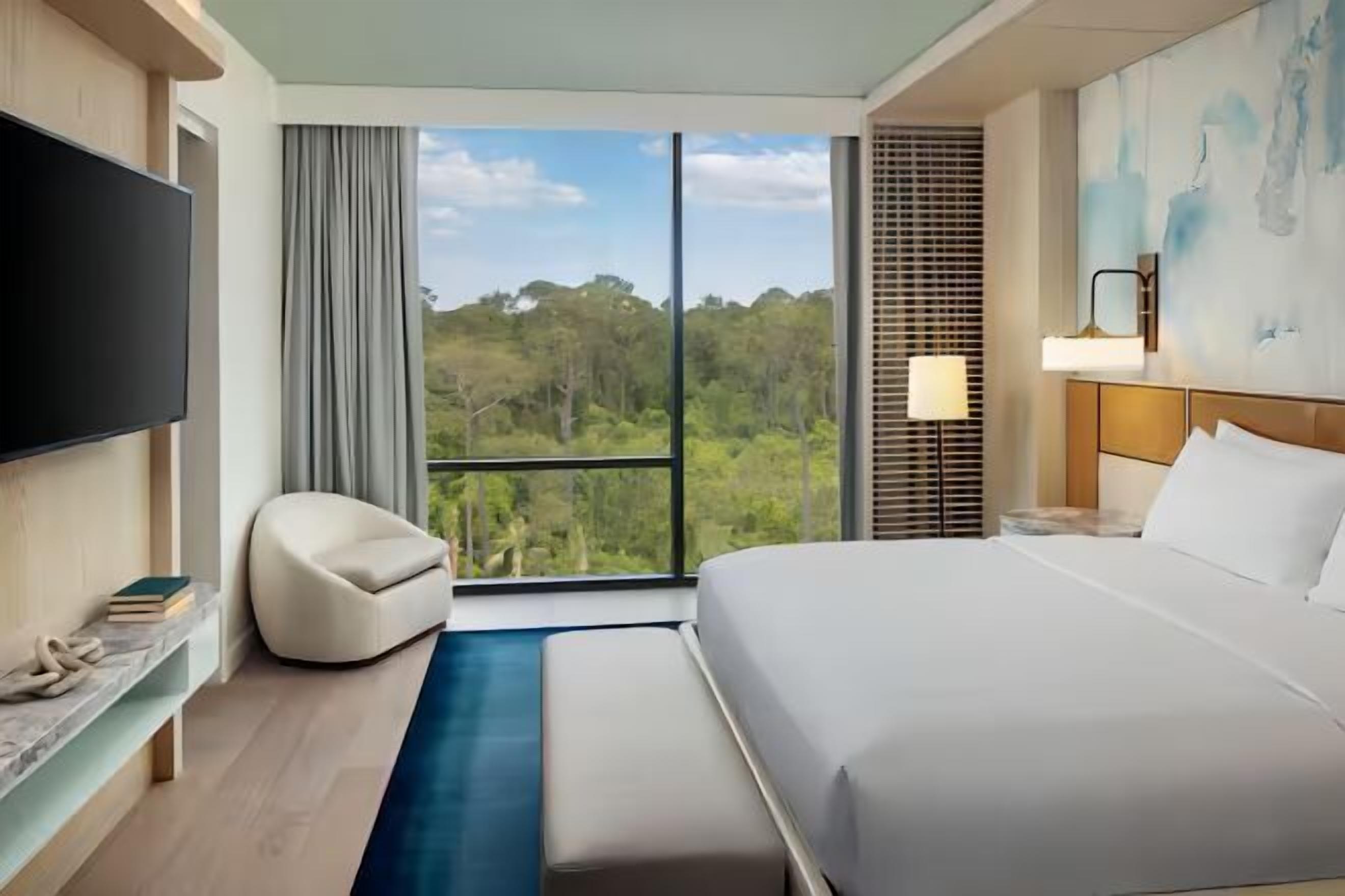 Hypo-allergenic bedding, minibar, in-room safe, desk