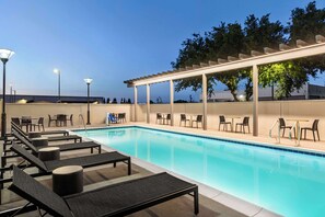 A pool area with lounge chairs, tables, and a pergola. - Hampton Inn Stockton, Ca (Stockton)